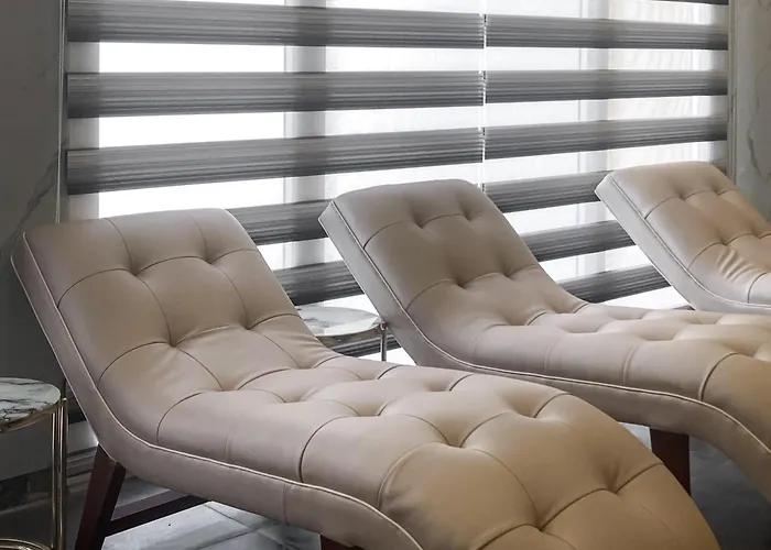 Palm Royale -