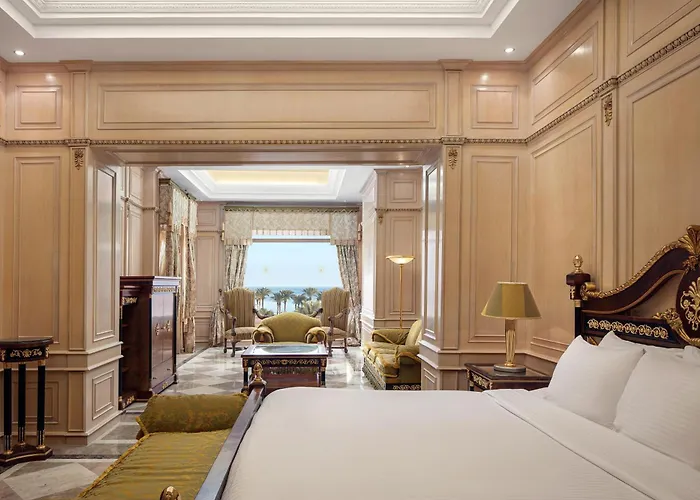 Palm Royale -