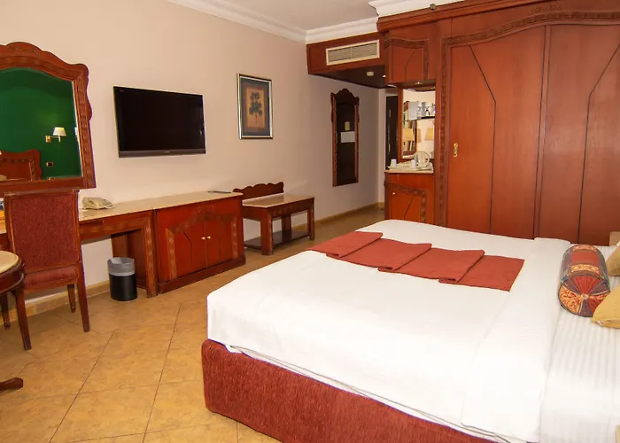 Palm Royale -