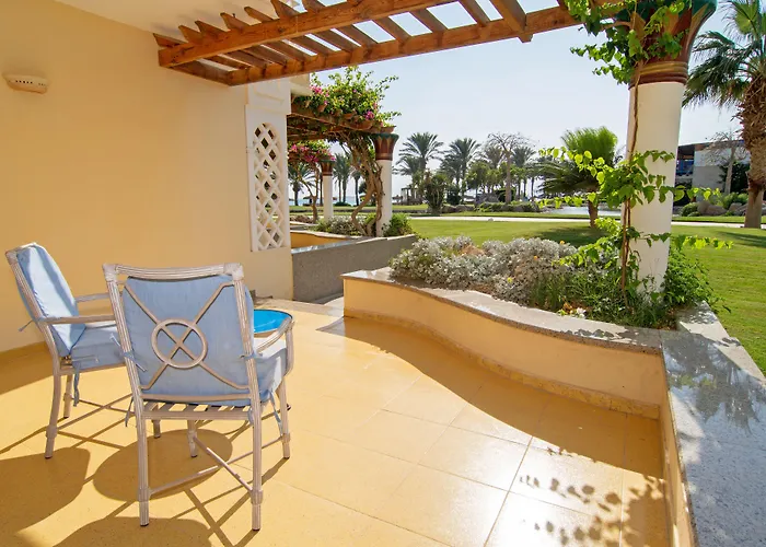 Palm Royale - Resort